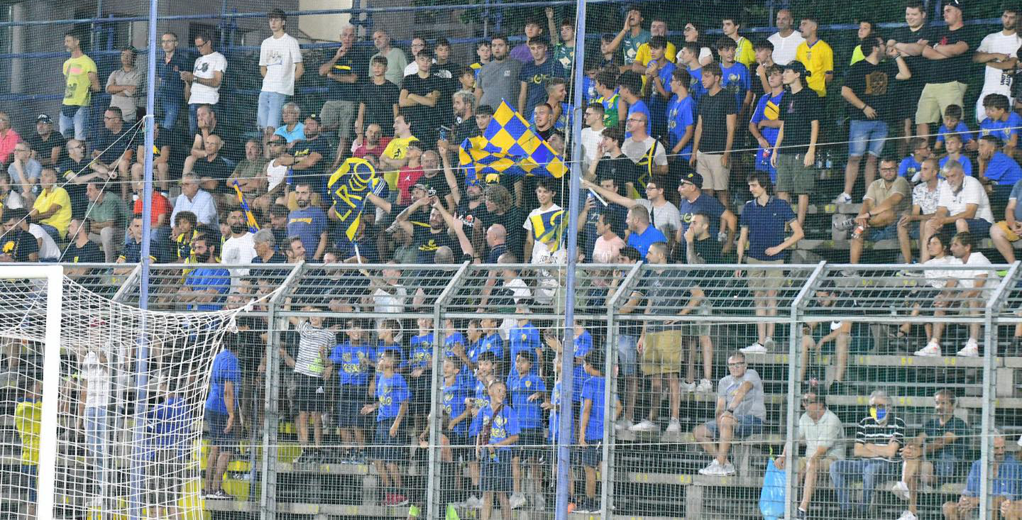 La curva gialloblù al Voltini